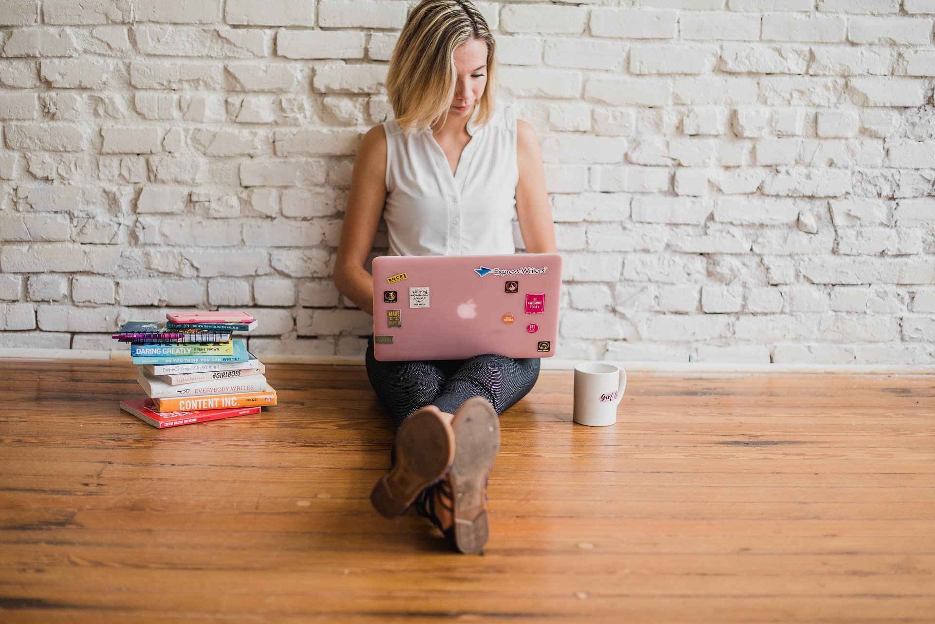 a women on her laptop doing influencer marketing